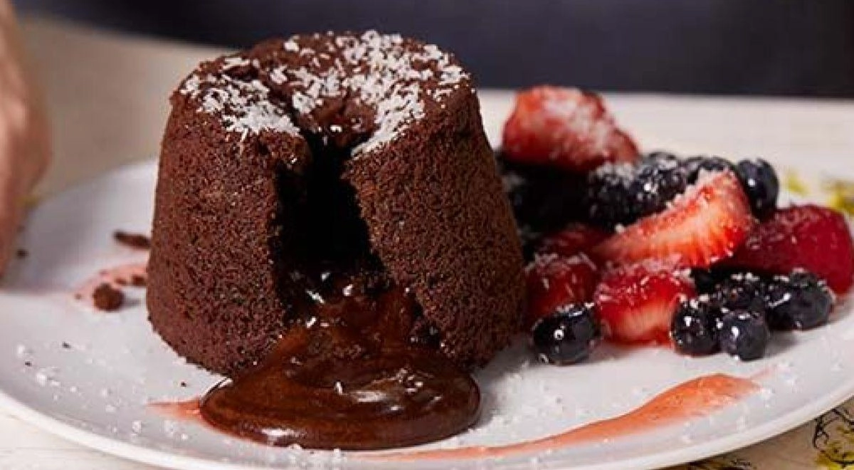 Volcán de chocolate servido